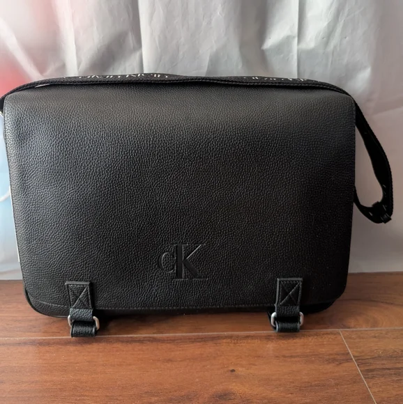 Brand New Calvin Klein Black Leather Messenger Bag - Picture 2 of 7